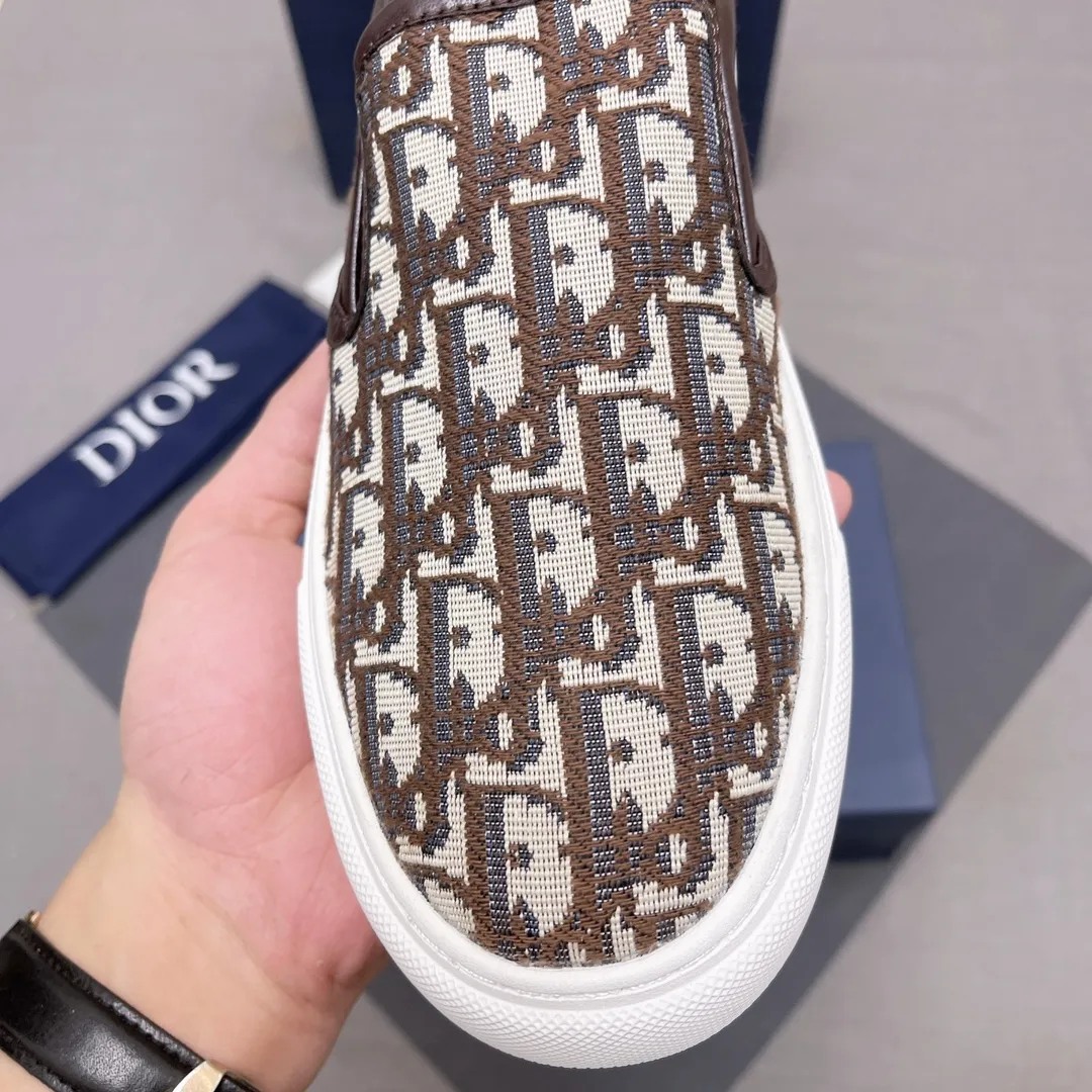 P380, Dior series casual shoes 👟🔥[Dior] Dior's new casual men's shoes are launched in Hong Kong counters. Official website 1:1 production. Original Italian materials. Designed by European and American masters. Perfect shape to create counter quality, solid color rubber wear-resistant outsole and classic dazzling head! Super versatile and very comfortable. High-end without losing taste, fashionable and novel! ! Absolute focus! Code number: 38-44, four colors available (45 can be customized, cannot be returned or exchanged) No. 005